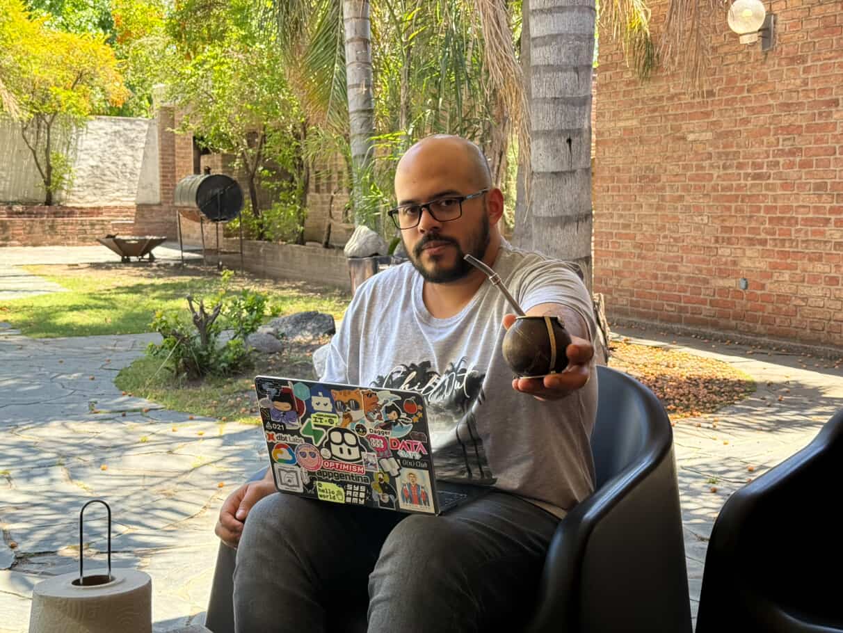 Javier Rodriguez trabajando con su notebook y un mate